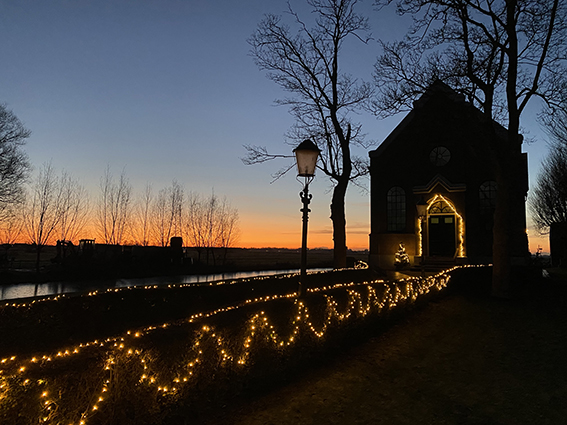 Foto's in en rond het kerkje Middelie
